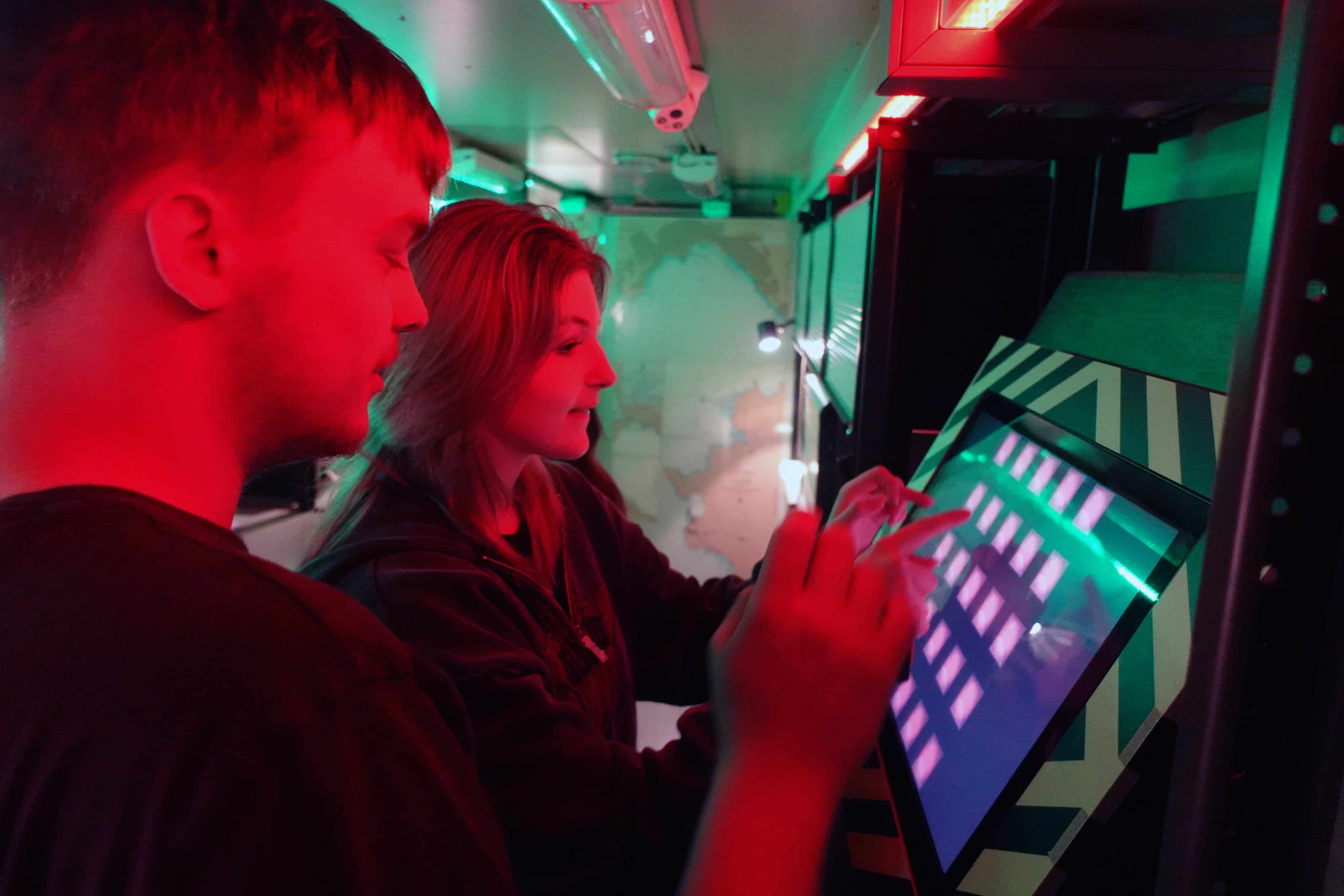 Featured image for “8 fantastische manieren waarop onze mobiele escaperoom bijdraagt aan NIS2-conformiteit!”